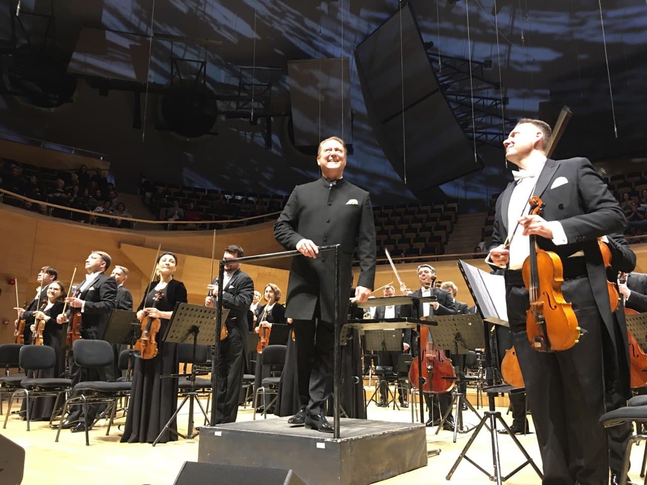 Ayakkabılar elde, alkışlar ayakta. Ankara’da unutulmayacak konser gecesi